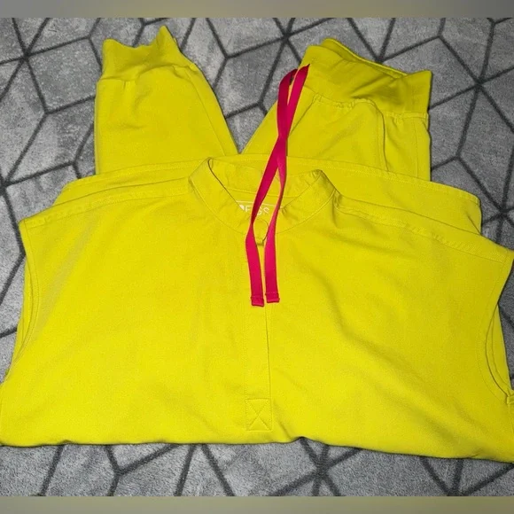 FIGS Scrub Set - Picture 1 of 1